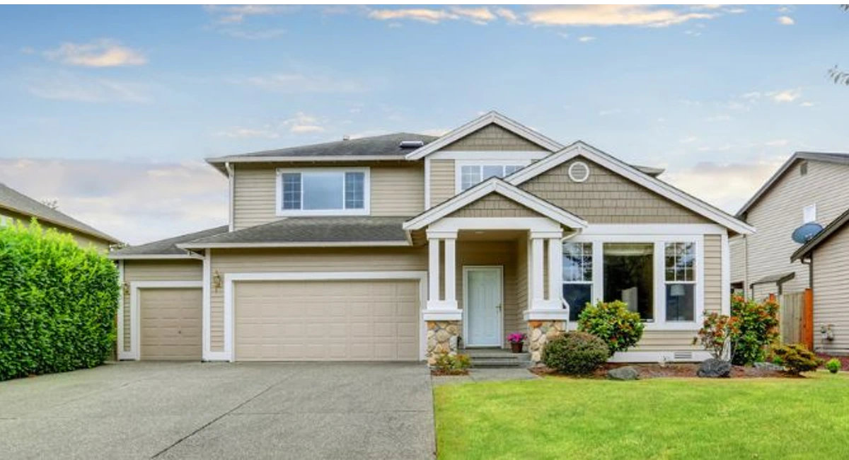 House garage view from front lawn